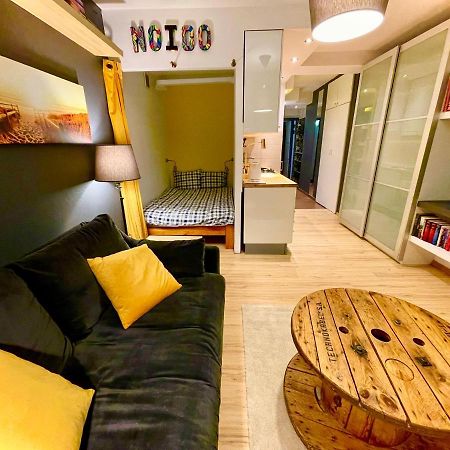 FORUM Metro fast WiFi 55'TV Netflix HBO AppleTV+ Varsavia Esterno foto