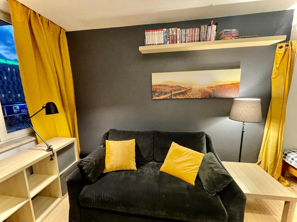 FORUM Metro fast WiFi 55'TV Netflix HBO AppleTV+ Varsavia Esterno foto
